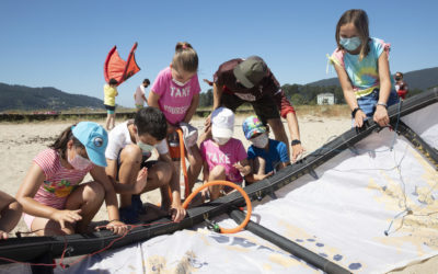 Cesantes, punto de encuentro del primer bautismo de kite para niños y niñas en la ensenada de San Simón